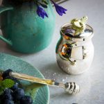 QUEEN BEE HONEY POT WITH SPREADER - Görsel 2