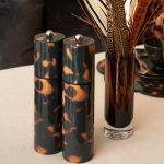 SALT OR PEPPER MILL WITH ROUND COLUMN IN TORTOISESHELL LOOK - Görsel 3