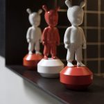 THE RED GUEST FIGURINE. SMALL MODEL. - Görsel 2